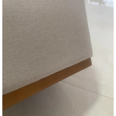 Pouf carré MARGUERITE avec piètement en bois massif et tissu en lin beige