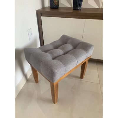 Pouf tabouret VIOLETTE avec pieds en bois massif et tissu en lin gris Pouf tabouret VIOLETTE avec pieds en bois massif et tissu en lin gris