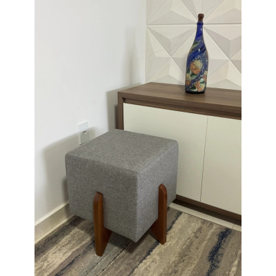 Pouf carré de luxe IRIS avec pieds en bois massif et tissu en lin  gris