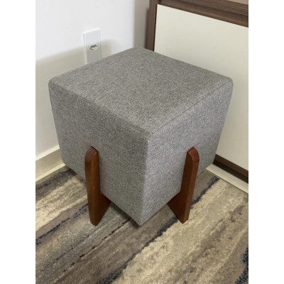 Pouf carré de luxe IRIS avec pieds en bois massif et tissu en lin  gris