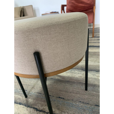 Pouf JASMIN avec base en métal et table d'appoint en lin beige