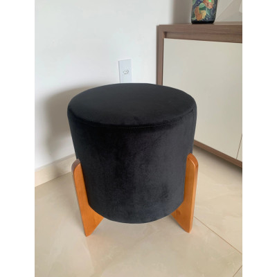 Pouf rond de luxe LOTUS avec pieds en bois massif et tissu en velours noir